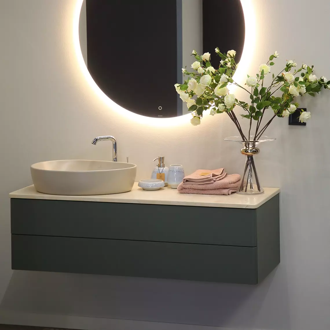 Комплект умывальника на столешницу Villeroy&Boch Antao 51х40 см Ceramic Plus, Almond с тумбой Villeroy&Boch Antao 120х36х50 см с LED light, Leaf Green Matt Lacquer, с экспозиции салона (4A7351AM/L2201 - Фото 1